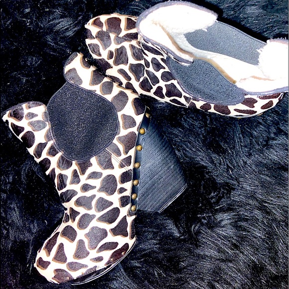 🔥SOLD🔥Rare- Irregular Choice Cow Kiss Print Ankle Boots - Picture 7 of 11